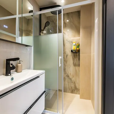 Modern - Romana Square Apartment *