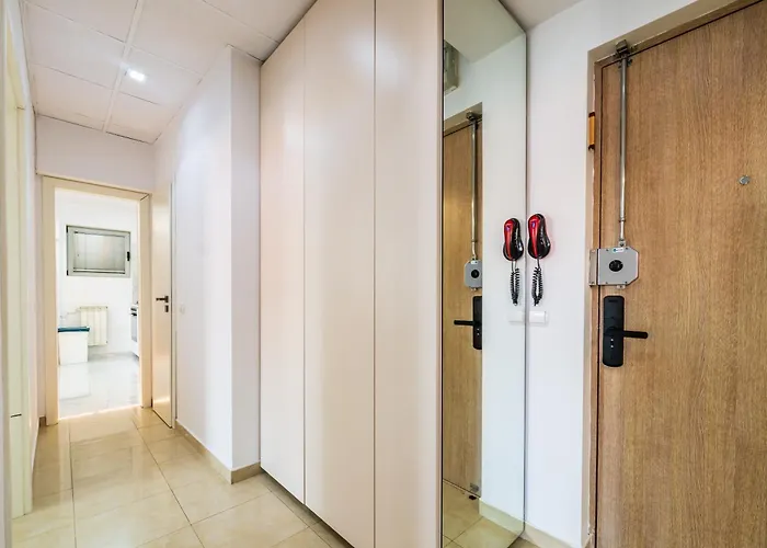 Modern - Romana Square *